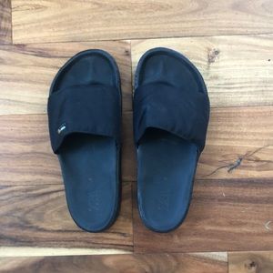 Zara Men’s Black padded slides. Euro size 43 (approx size 10 US)